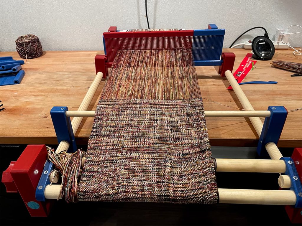 weaving on the 3d printed loom